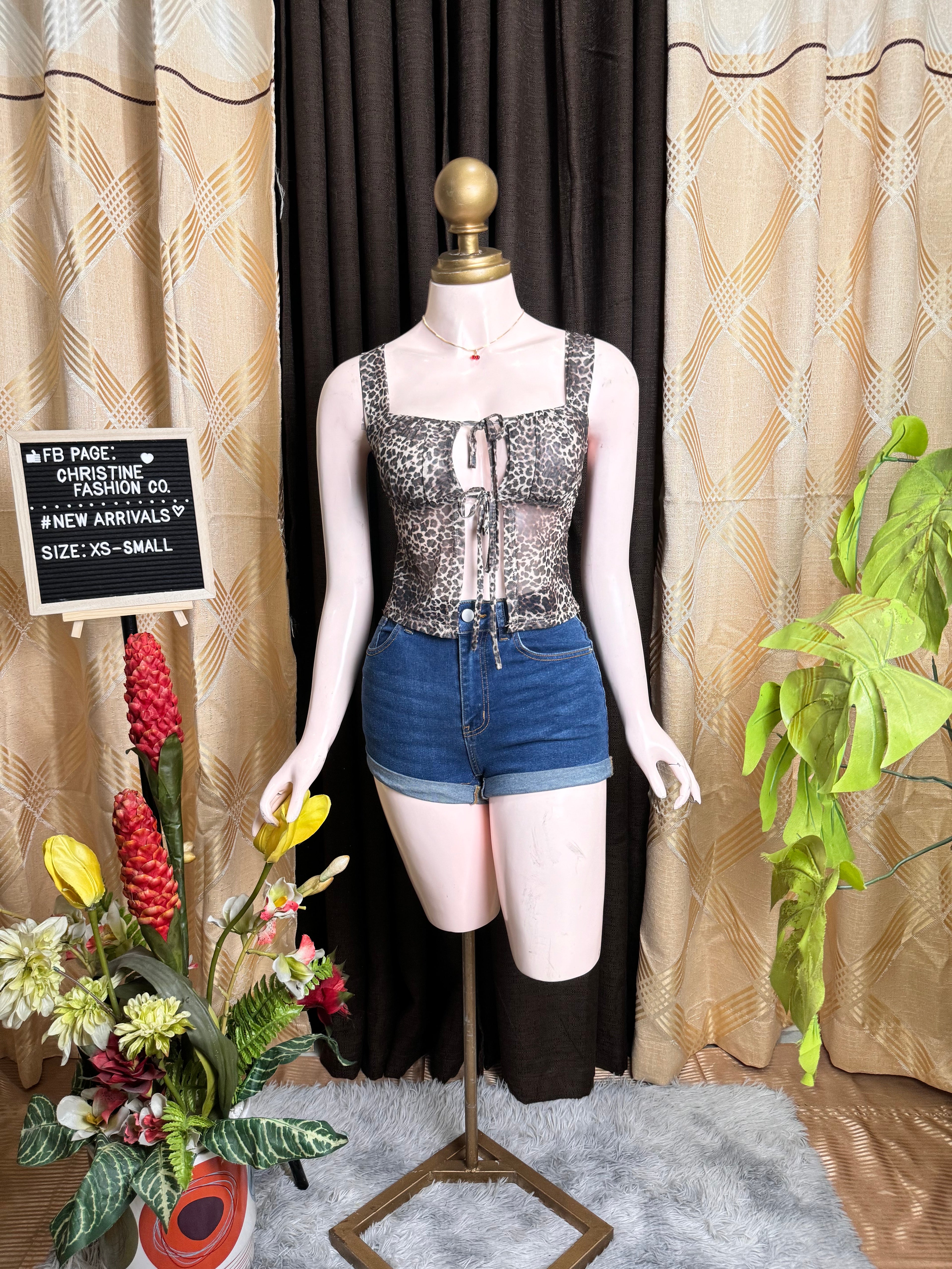 Classy Sleeveless Leopard Top Outfit