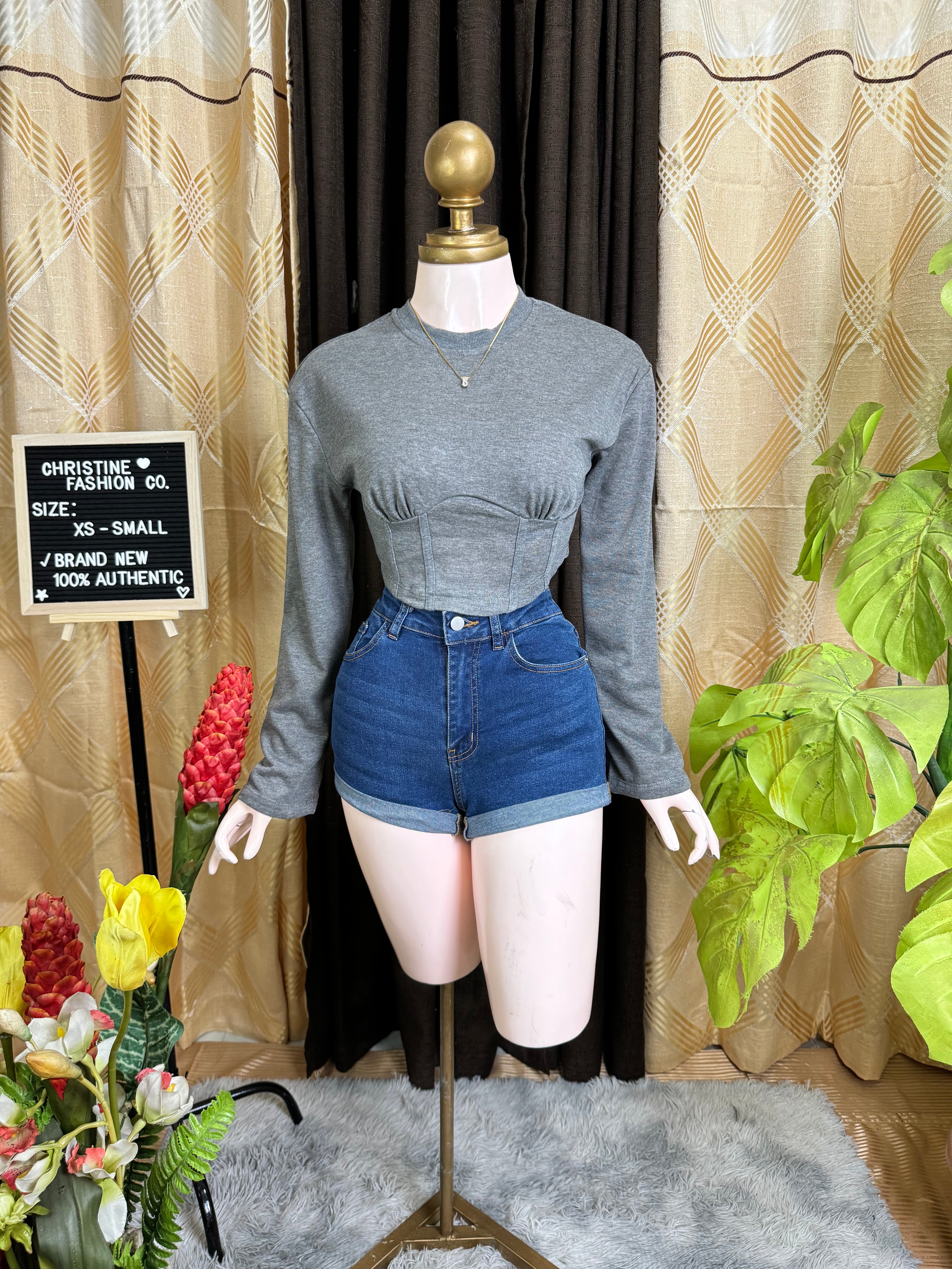 Classy Gray Long-sleeved Top Outfit