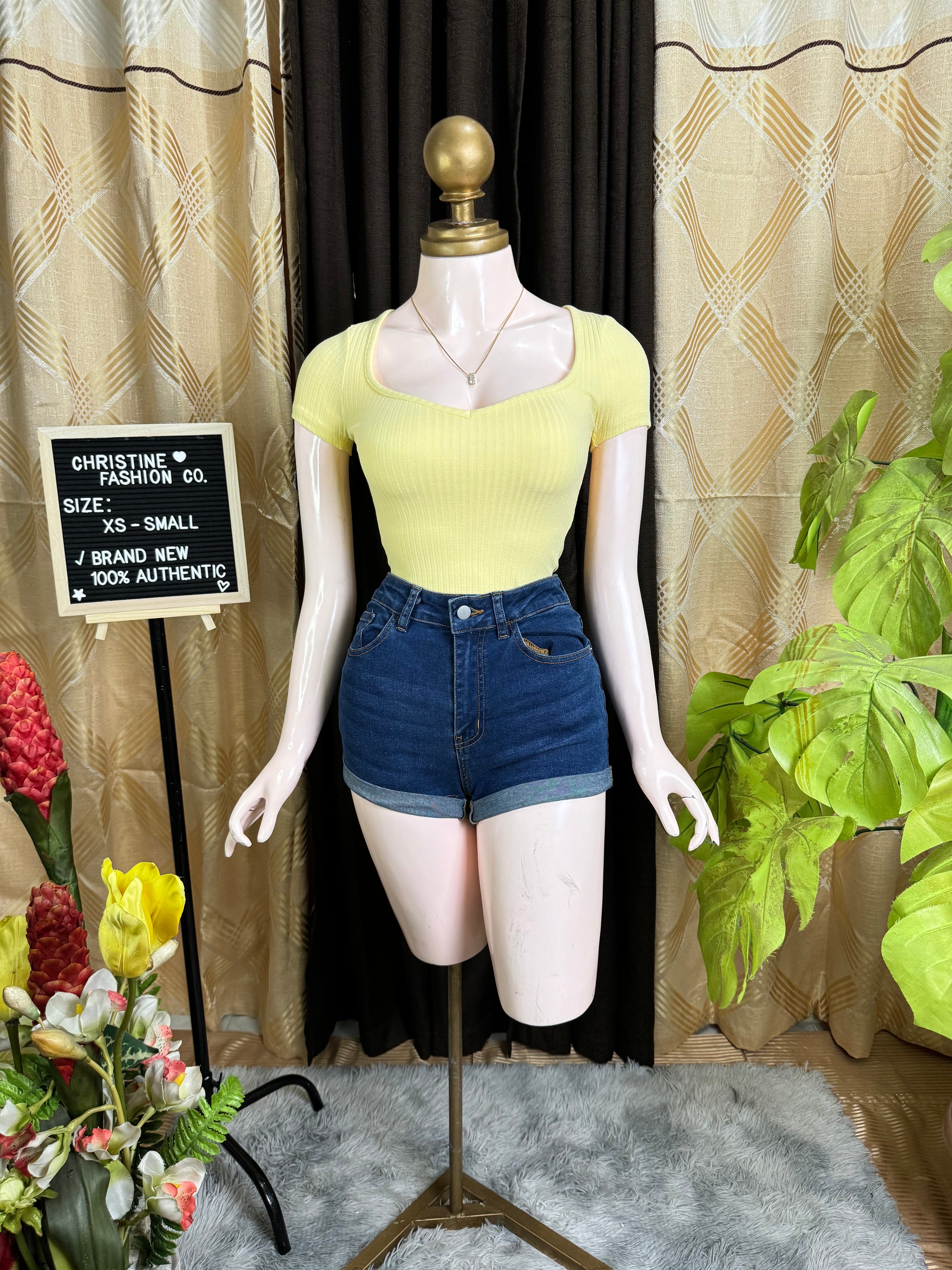 Classy Yellow Top Outfit